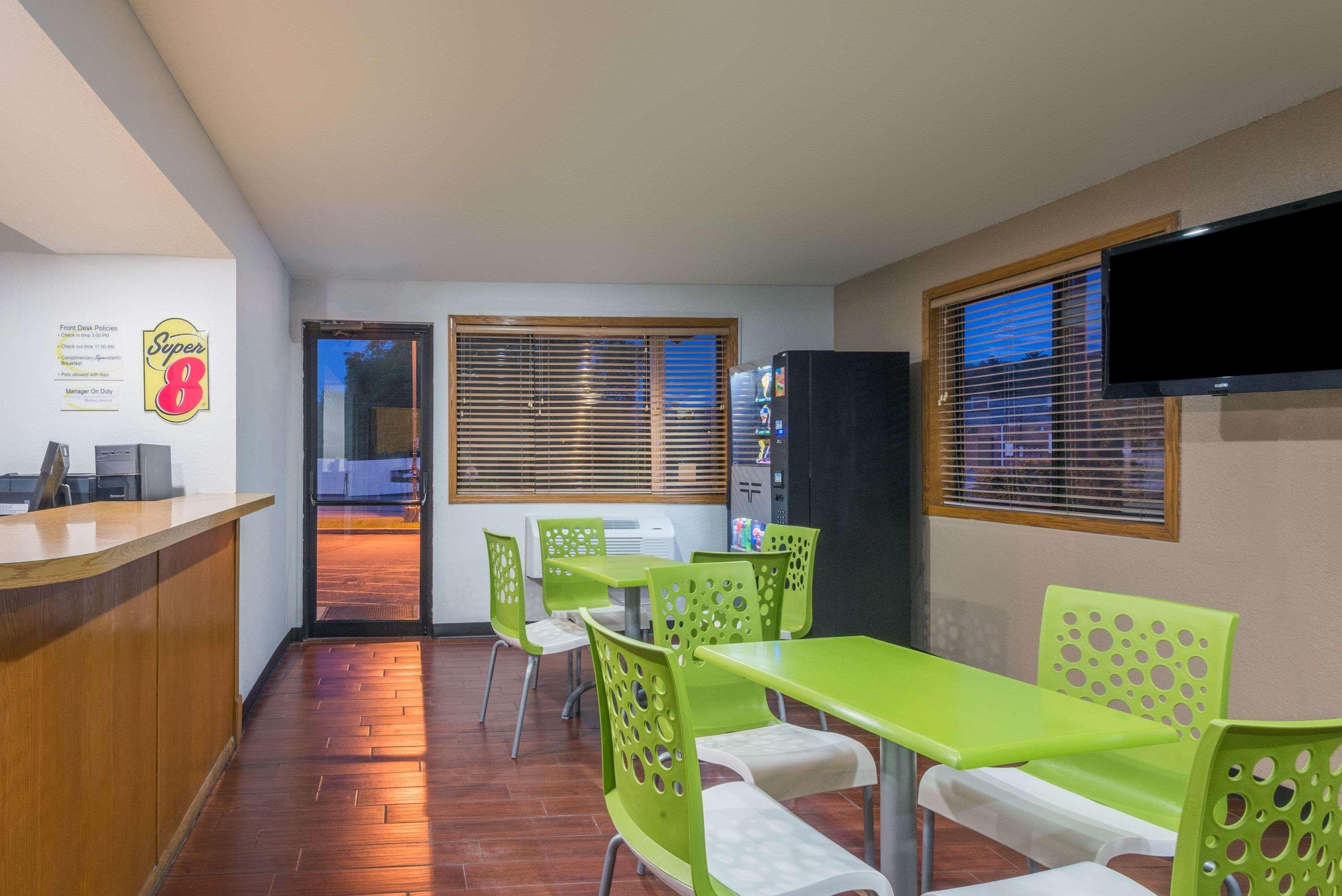 Super 8 By Wyndham Delmont Ξενοδοχείο Εξωτερικό φωτογραφία