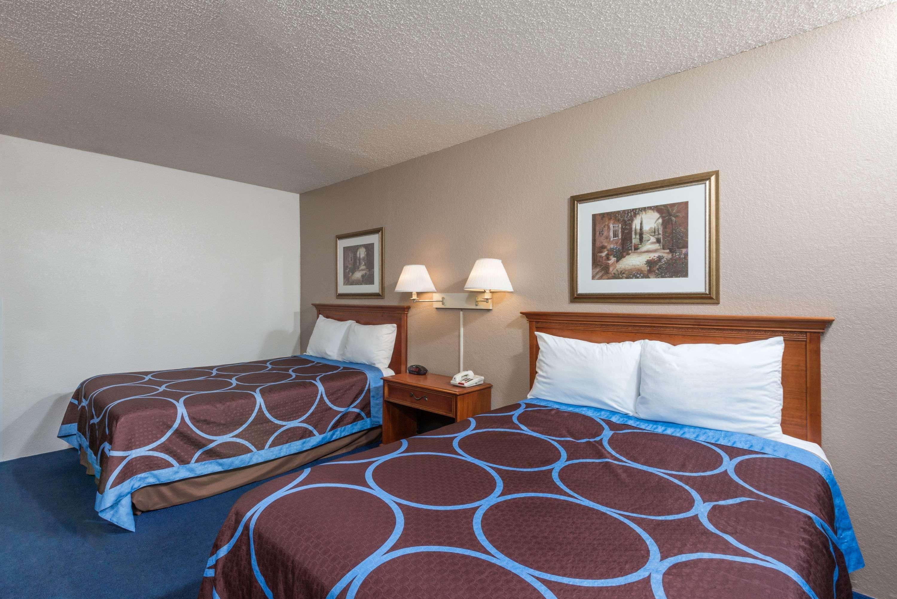 Super 8 By Wyndham Delmont Ξενοδοχείο Εξωτερικό φωτογραφία